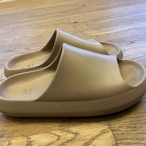 H&M slides Yeezy style